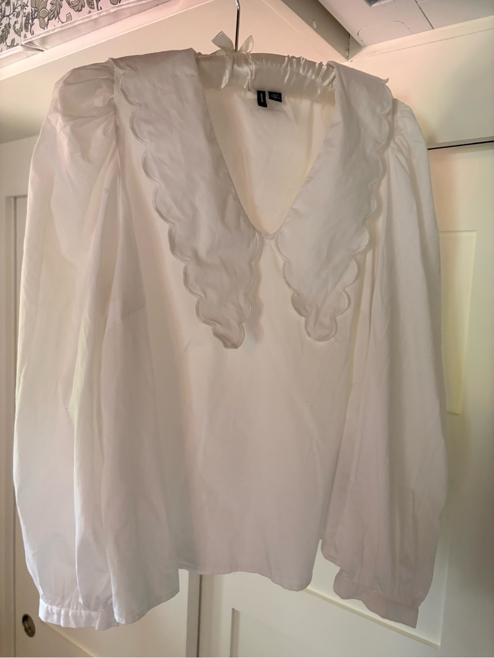 Vero Moda White Scalloped V-Collar Puff Sleeve Blouse